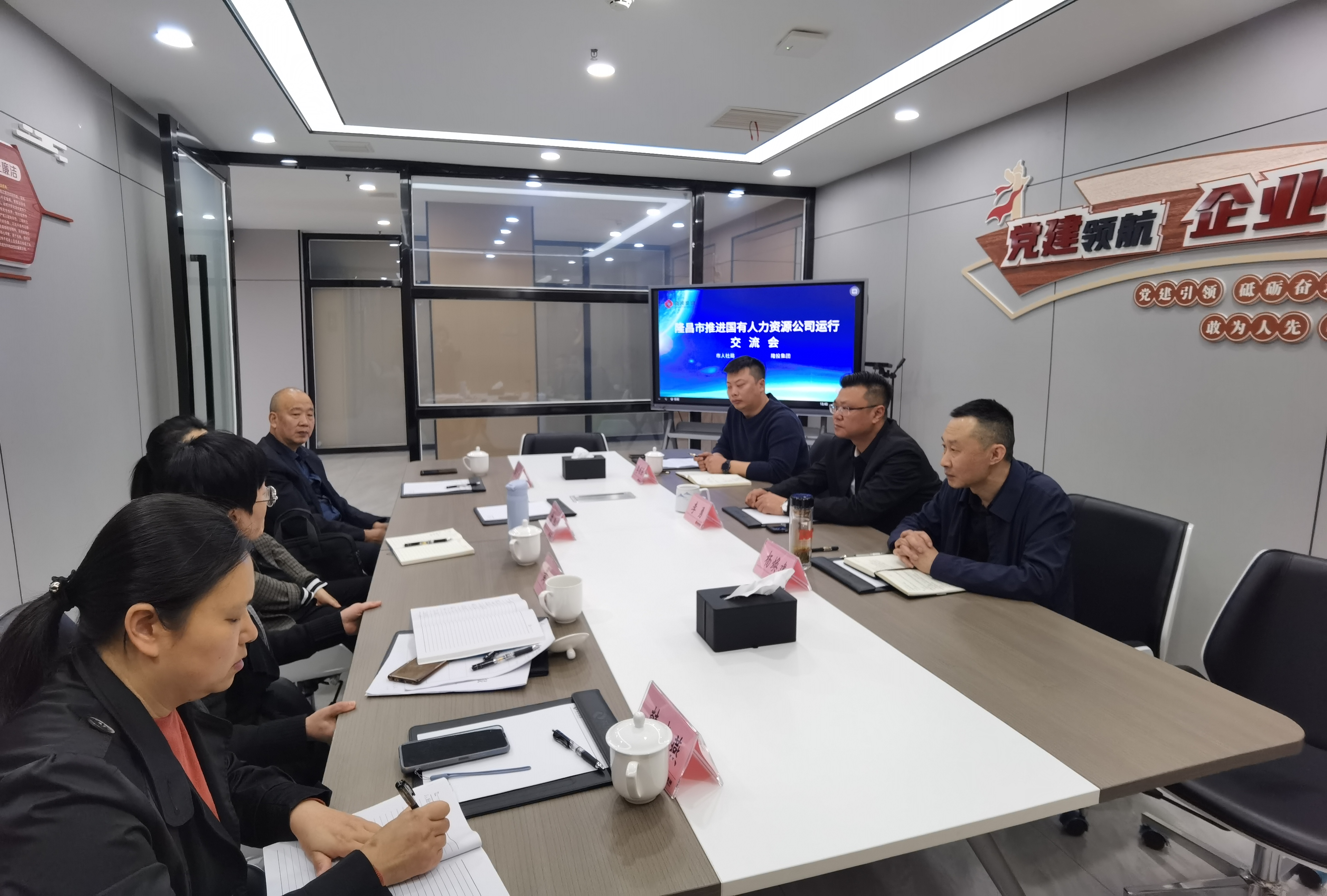 隆昌市人社局和365英国上市主要负责人共同探讨隆昌国有人力资源公司运行、服务重点企业用工保障工作。